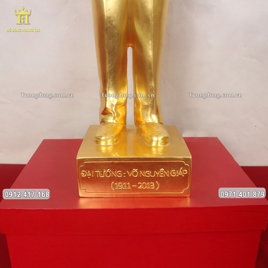 Phần chân đế đúc chắc chắn, chạm khắc tên, năm sinh và năm mất của Bác Giáp